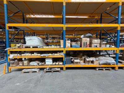 des rayonnages dans un entrepôt rempli d'une multitude de cartons