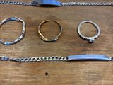 tout un tas de bagues et de bracelets de toutes sortes posés sur une table