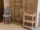 un salon avec un fauteuil et une table