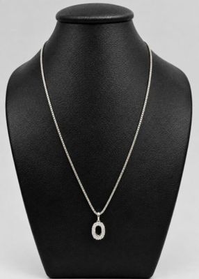 un collier présenté sur un mannequin devant un fond blanc