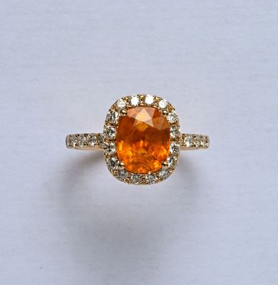 Bague en or jaune 18K (750/oo) centrée d'un saphir orange co…