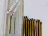 un lot de vis rangées dans un récipient en plastique