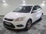 la photo d'une voiture blanche garée dans un garage