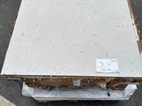 une pile de cartons posée par terre à côté d'une palette