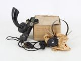 une boîte sur laquelle sont posés un téléphone et un casque audio