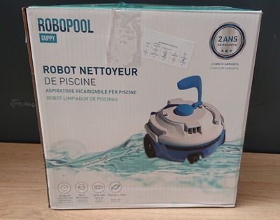 emballage d'un robot dans une boîte posée sur une table en bois