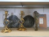 une étagère sur laquelle sont disposés de nombreux objets anciens