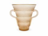 un vase en verre muni d'une anse, sur fond blanc