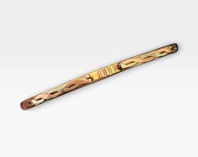 une image représentant un couteau à manche en bois posé sur une surface blanche