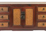 une image représentant une armoire en bois comportant de nombreux tiroirs