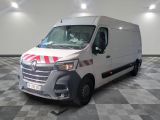 une camionnette blanche à bandes rouges garée dans une pièce
