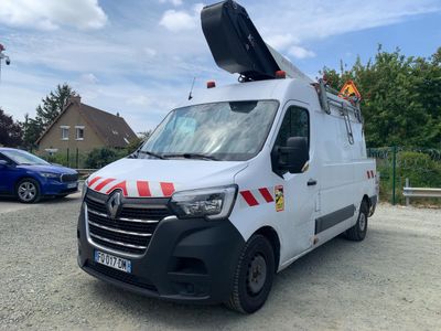 une camionnette blanche avec une bande rouge et blanche