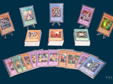 un lot de cartes posées sur une table