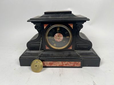 une petite horloge posée sur une table