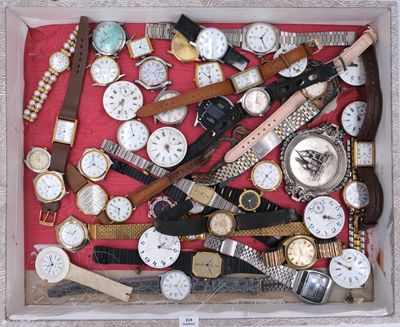 de nombreux modèles de montres dans une vitrine