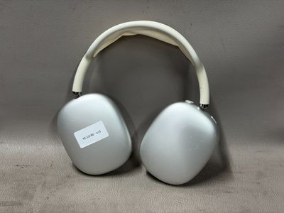 une paire de cache-oreilles blancs posés sur une surface grise
