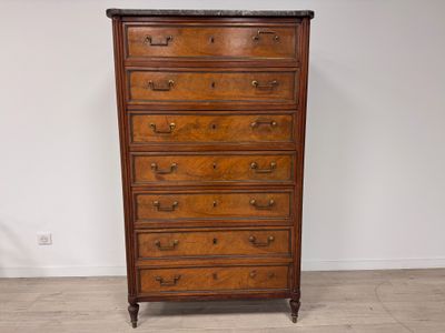 une image d'une commode en bois dans une pièce