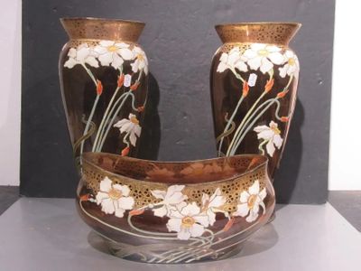 deux vases posés sur une table