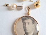 l'image d'une photo représentant un homme en costume-cravate portant une boucle d'oreille en perle