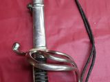 un couteau posé sur un tissu rouge