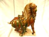 une figurine représentant un cheval posée sur une table