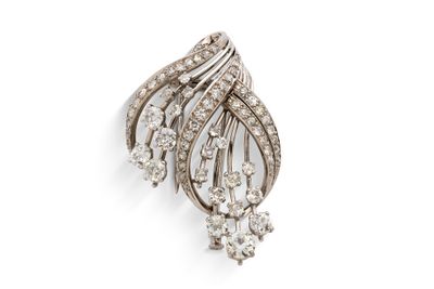 une broche en diamants et plaquée platine, signée Van Cleef