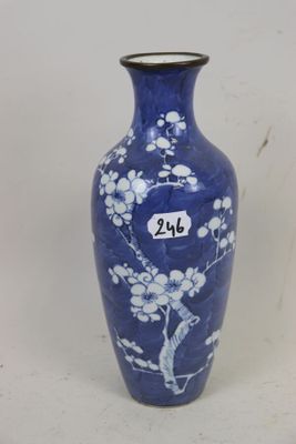 Vase en porcelaine bleu et blanc, à décor de fleurs de ceris…