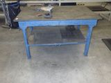 une image d'un établi dans un garage