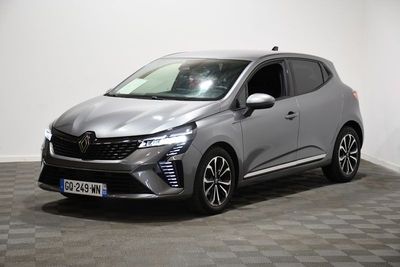 une voiture argentée est garée dans une pièce au sol en damier