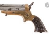gros plan d'un revolver sur fond blanc