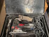 une mallette à outils contenant des outils, posée sur un comptoir
