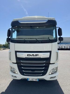 la photo d'un camion blanc garé sur un parking