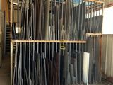 de nombreux types différents de tuyaux métalliques dans un entrepôt