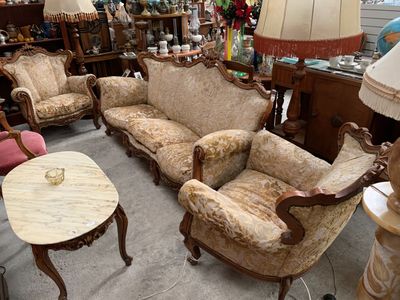 Mobilier de salon composé d'un canapé et deux fauteuils en b…