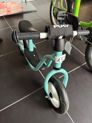 un tricycle d'enfant posé par terre