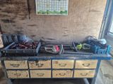 un établi sur lequel sont posés tout un tas d'outils