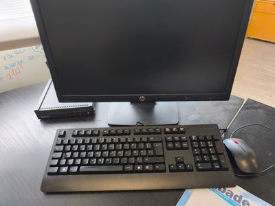 un écran, un clavier et une souris posés sur un bureau