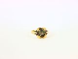 une bague en or jaune sertie d'une tourmaline verte