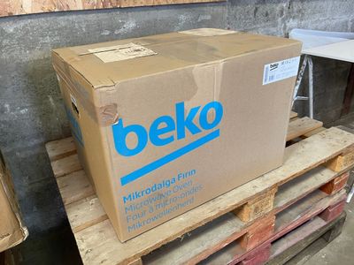 a large box sitting on a pallet in a warehouse