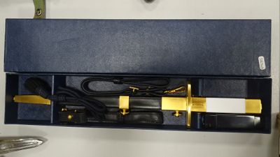 une boîte bleue contenant un couteau et une corde
