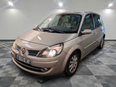 la photo d'une voiture beige garée dans un garage