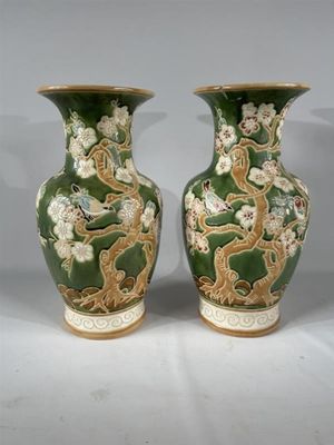 deux vases posés sur une table