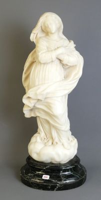 statue en marbre représentant une femme tenant un enfant dans ses bras, posée sur un socle en marbre