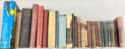 de nombreux livres anciens alignés sur une étagère