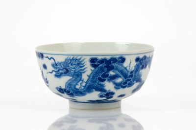 un bol bleu et blanc orné d'un dragon