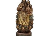 une image représentant une statue d'une femme et de deux enfants assis sur un rocher