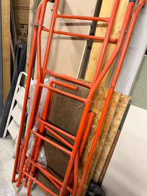 une échelle adossée au mur d'une pièce