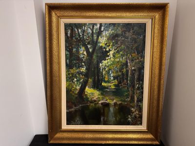 une peinture à l'huile représentant une scène forestière avec un ruisseau au premier plan