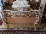 une statue de femme assise sur une table