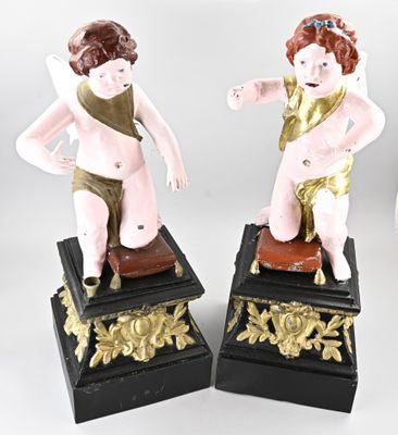 deux figurines représentant un garçon et une fille, posées sur un socle